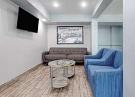 Super 8 by Wyndham Fort Worth Entertainment District 4