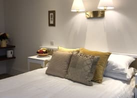 Tully's Hotel 3