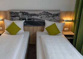 Highway Hotel 5