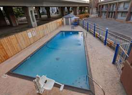 Super 8 by Wyndham Downtown / Alamo 3