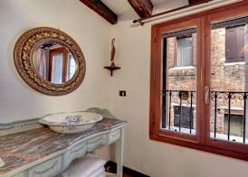 Canal View Suite in Rialto by Wonderful Italy 4