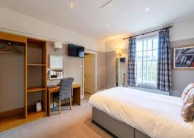 OYO The Red Lion Hotel 5