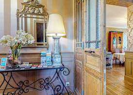 Demeure Saint Louis Historic manor, air-conditioned, free private parking, City 700m, WIFI, view 2