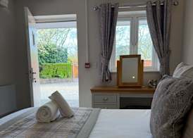 De Courceys Manor Suites & Cottages 5