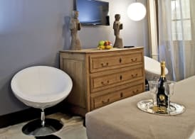 Porcellino Gallery Art Boutique BB 5