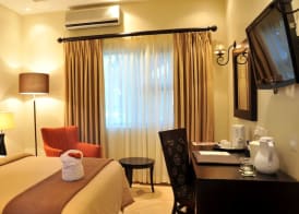 Cresta Riley's Hotel 5