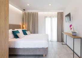 V Luxury Suites 2