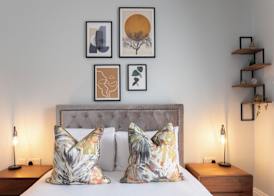 Elliot Oliver - Stylish 2 Bedroom Apartment With Parking In The Docks 2
