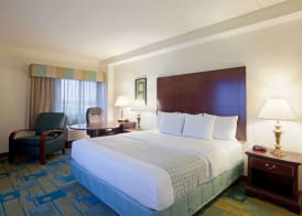 La Quinta Inn & Suites by Wyndham Boston Somerville 5