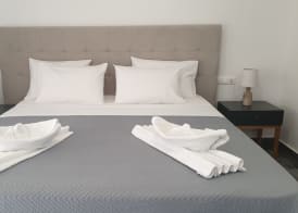 Odos Oneiron Tavronitis Bay 2