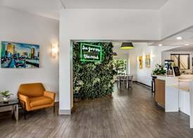 Super 8 by Wyndham Winnipeg West 2