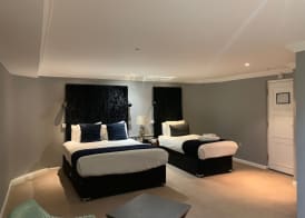 Barons Court Hotel Walsall 5