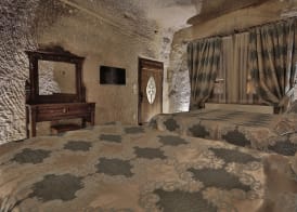Shoestring Cave House 5
