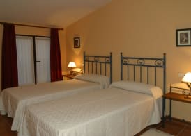 Hotel y apartamentos La Casa Rural 4