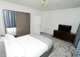 Impeccable 3-bed House in Plumstead, London 2