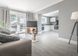 1 Bed Cottage-Sleeps 2-Parking-Pets-Hot Tub 4