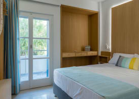CHROMA Lodge Rafina 5