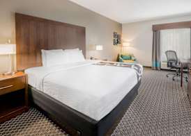 La Quinta Inn & Suites by Wyndham Fort Worth Arlington West 4