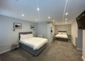 Airlie Arms Hotel 4