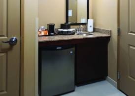 ClubHouse Hotel & Suites Fargo 5
