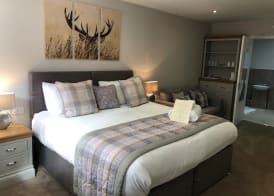De Courceys Manor Suites & Cottages 2