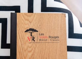 LES VOLETS ROUGES - Hôtel Cassis - Situé dans le Parc National des Calanques - Parking Gratuit 3
