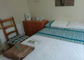 Double with shared bathroom sleeps 1-2 located 5 minutes from Heathrow dsbyr 4