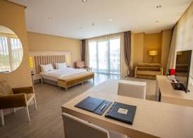 Hilly Hotel 3