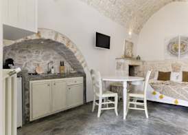 19 White Luxury Suite With Jacuzzi by Wonderful Italy 2