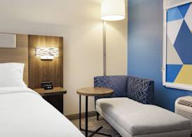 Holiday Inn Express & Suites Elgin - Chicago Northwest 2