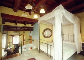 Ifigenia Lux MAISONETTE in oldtown and Villas in theriso vilage 14 km outside of chania 4