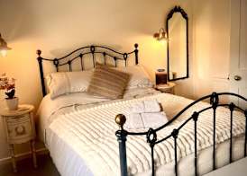 18th Century Cosy Cottage near Stratford Upon Avon 2