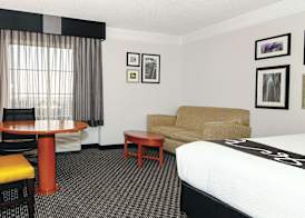 La Quinta Inn & Suites by Wyndham Ontario Airport 4