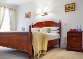 Tully's Hotel 5