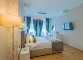 New Era Hotel Old Town Vibrant Nightlife Zone - parking with fee nearby - NOT at the hotel ! 5
