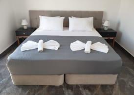 Odos Oneiron Tavronitis Bay 4