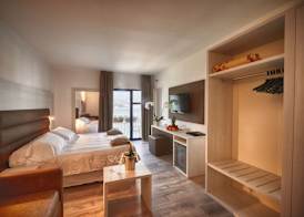 Bella Hotel & Restaurant with private dock for mooring boats 4