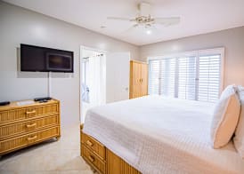 Seven Mile Beach Resort 4