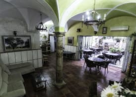 Hotel Las Palmeras by Vivere Stays 4