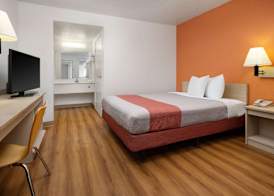 Motel 6 Buena Park, CA - Knotts Berry Farm - Disneyland 5