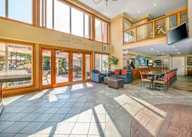 Econo Lodge Inn & Suites 4