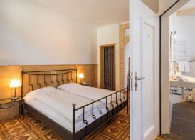 Carlton-Europe Vintage Adults Hotel 5