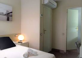Barcelona City Street Hostal 5