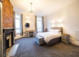 Churchill's Hotel 5
