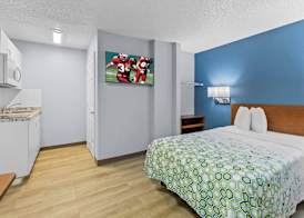HomeTowne Studios by Red Roof Orlando South 5