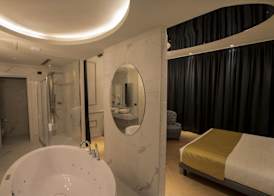 Emotional Grand Motel 4