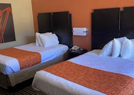 Howard Johnson by Wyndham Historic Lake Charles 3