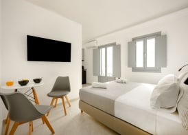 Nastram Suites Oia 2