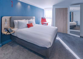 Holiday Inn Express FLEET by IHG 4