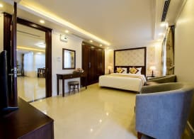 THE SHINE HOTEL 2